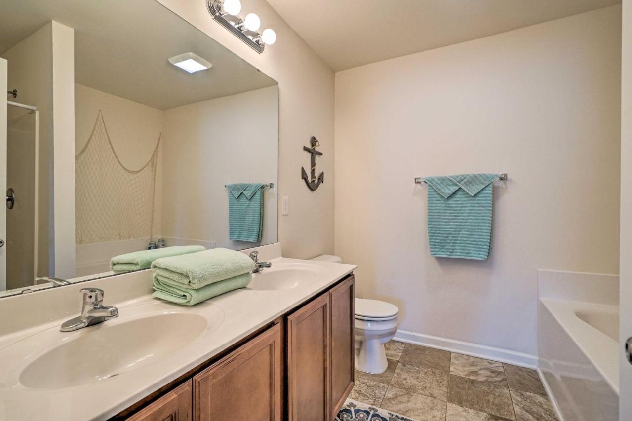 Modern Coastal Condo With Patio 1 Mi To Beaches! Carolina Beach Zewnętrze zdjęcie
